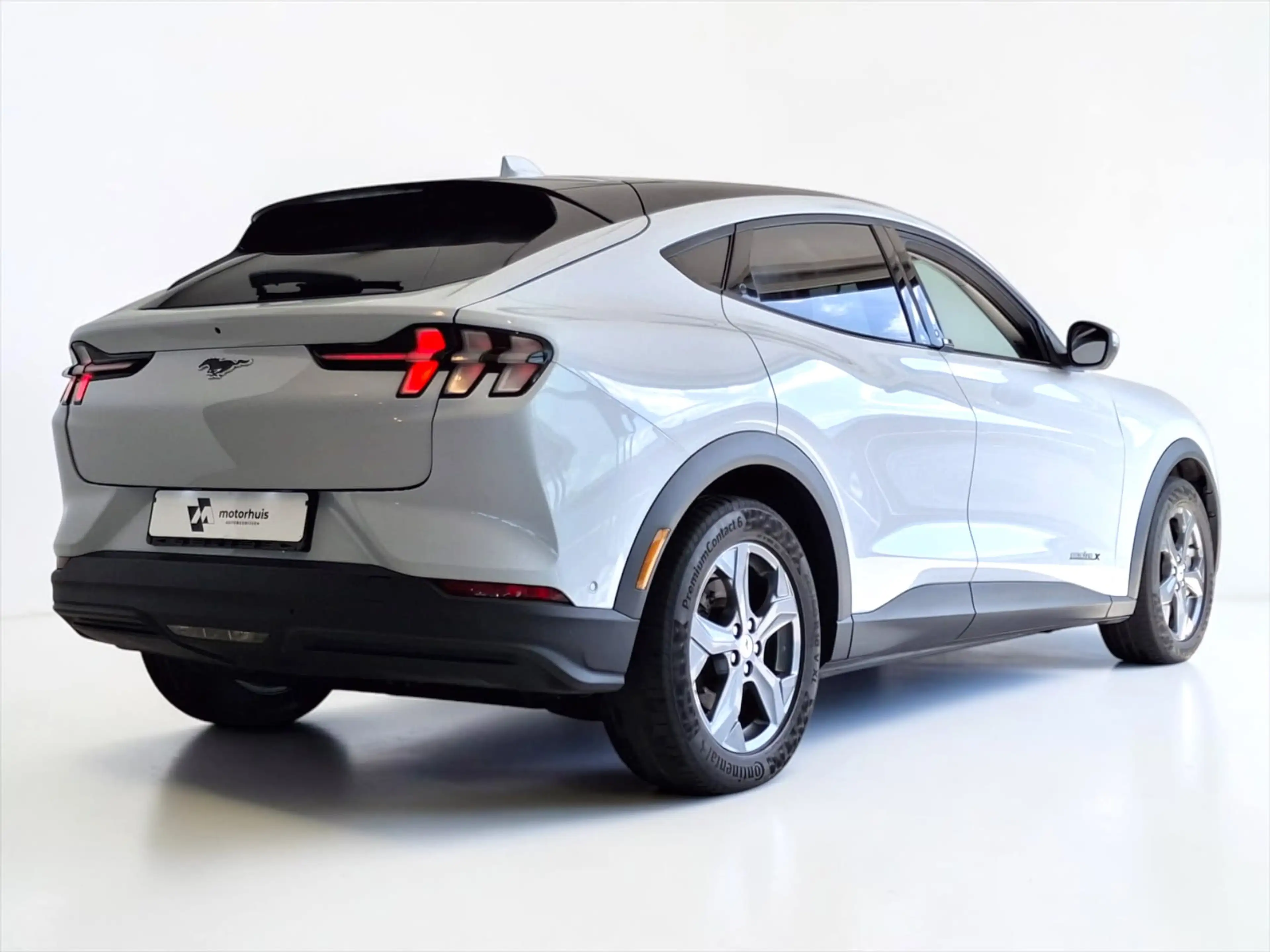 Ford Mustang Mach-E Extended RWD 98 kWh Space White B&O LED LEDER WINT — photo 2
