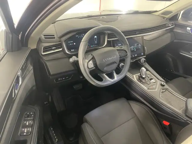 Lynk & Co 01 view 3