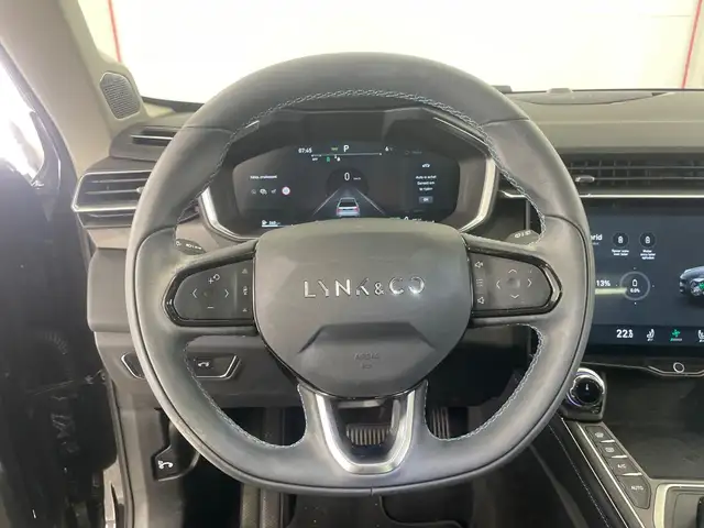 Lynk & Co 01 view 14