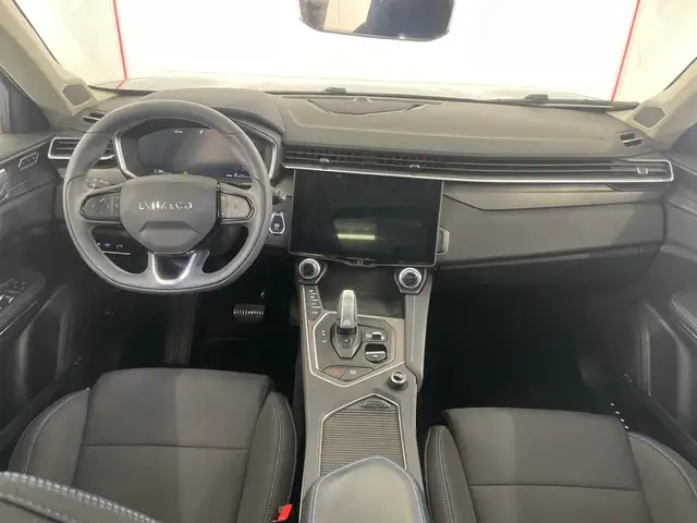 Lynk & Co 01 view 4