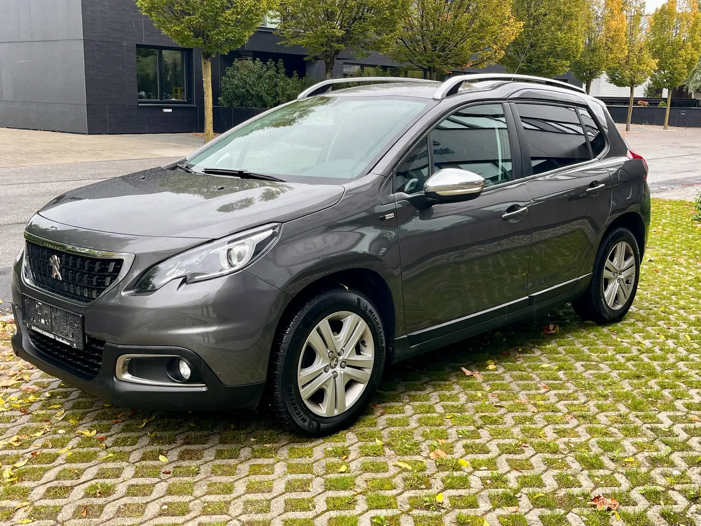 Peugeot 2008 Style 1.6e-Hdi neues Pickerl NAVI 1Hand Grau - 2