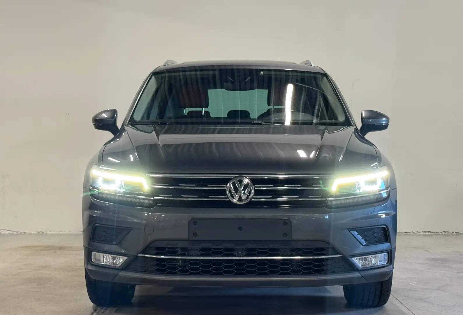 Volkswagen Tiguan 2.0 TDi SCR 4Motion Highline DSG Gris - 2