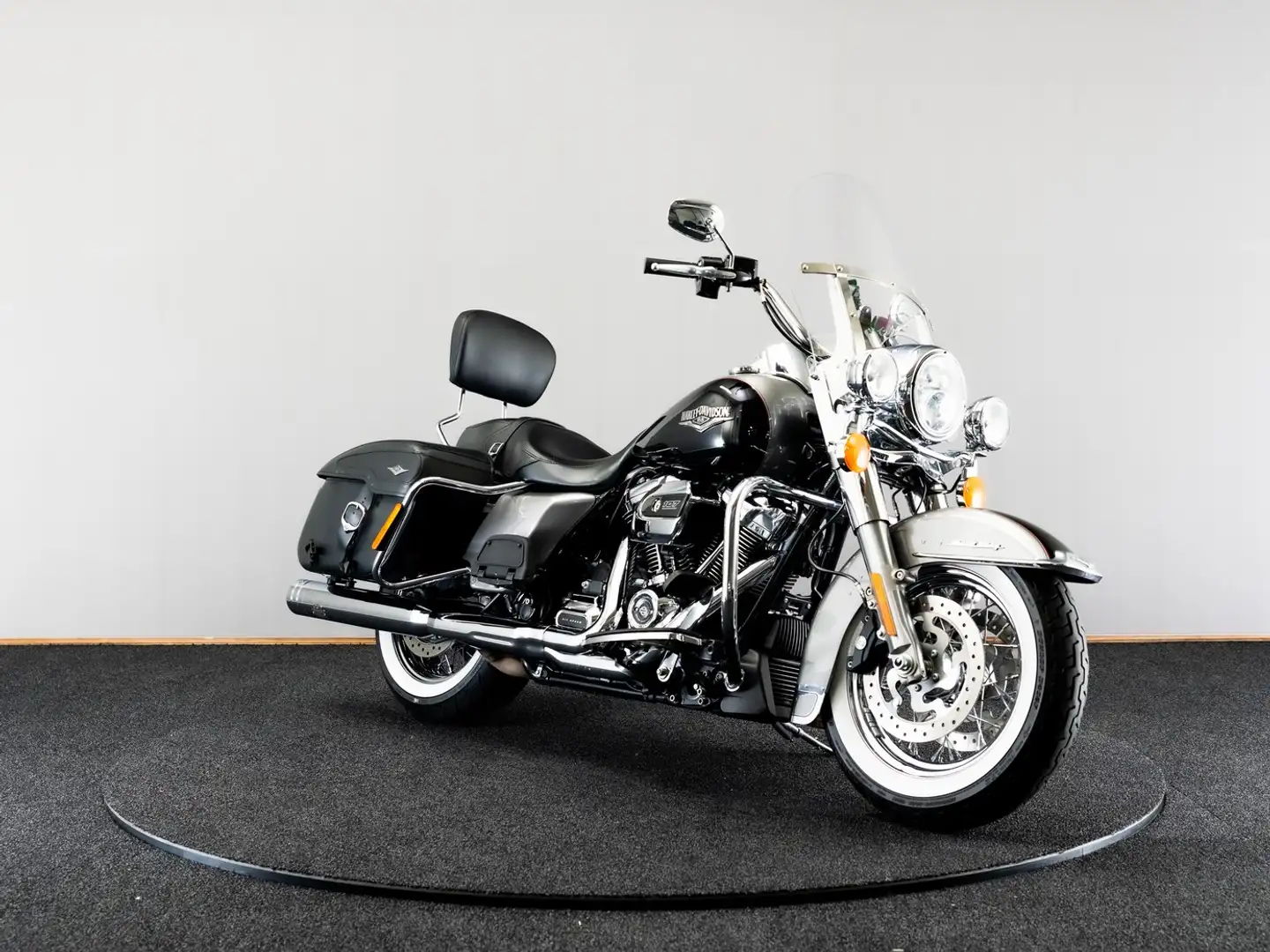 Harley-Davidson Road King FLHRC Classic Silver - 1