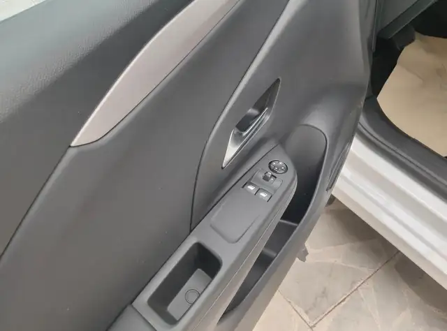 Opel Corsa-E view 10