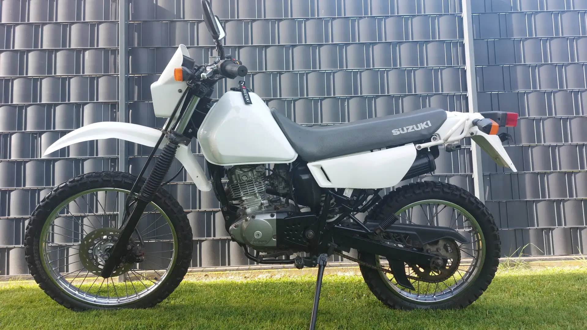 Suzuki DR 125 SE White - 2