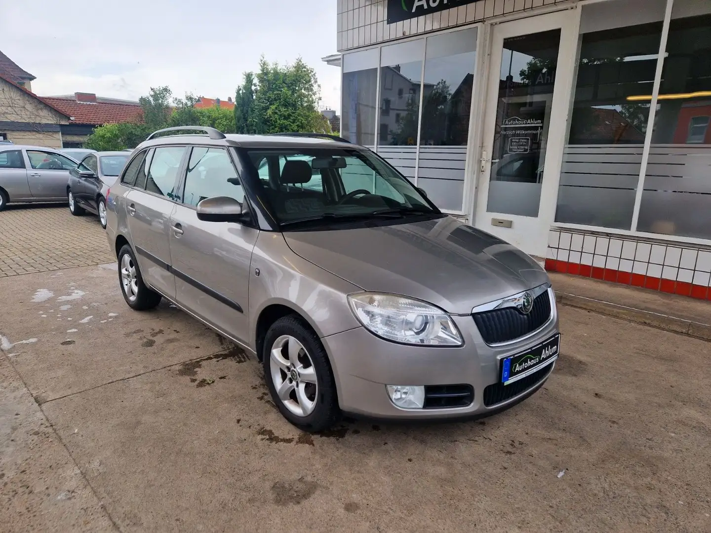 Skoda Fabia Combi Style Edition SHZG Klima PDC 8-Fach Beige - 1