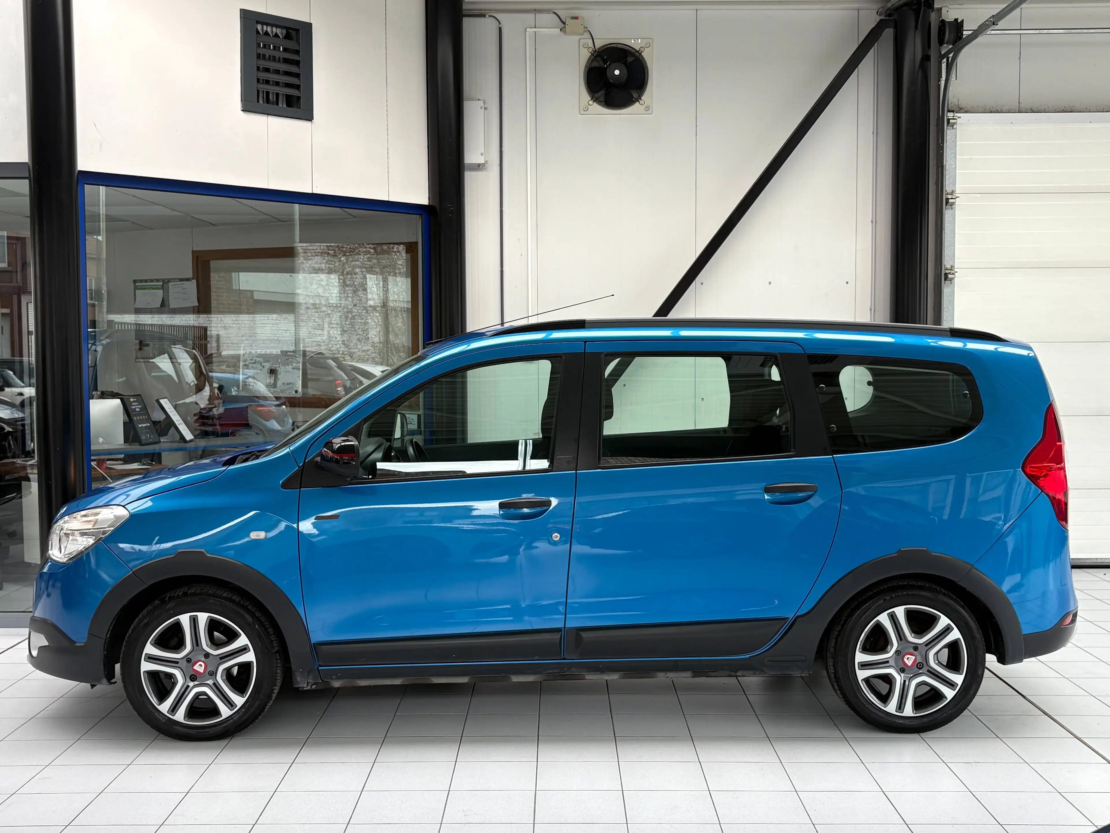 Dacia Lodgy Lodgy Stepway 1.3 TCe *TECHROAD * 7PL * GPS * CAMERA * PDC * CARPLAY * JANTES* — photo 2