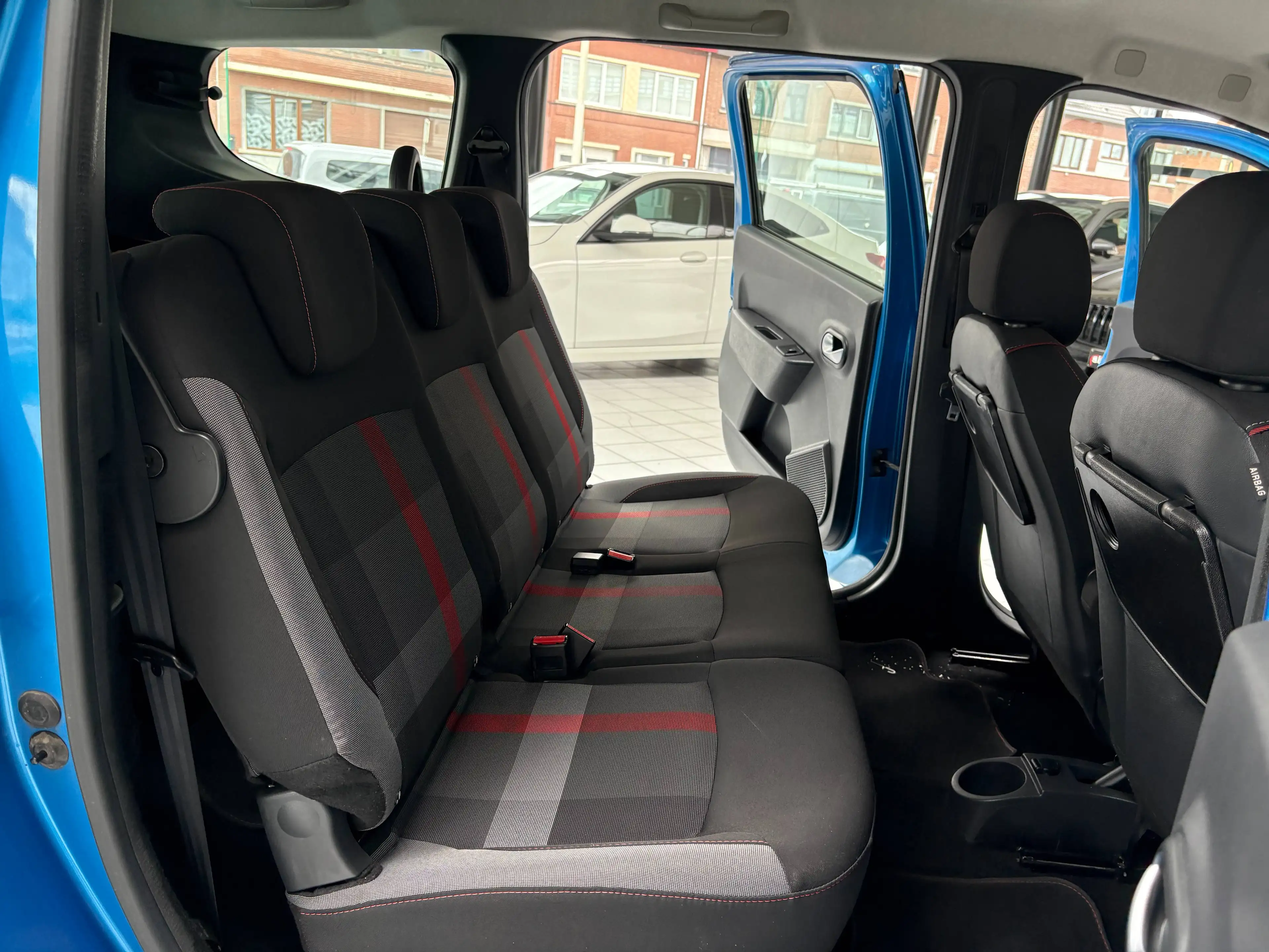 Dacia Lodgy Lodgy Stepway 1.3 TCe *TECHROAD * 7PL * GPS * CAMERA * PDC * CARPLAY * JANTES* — photo 9