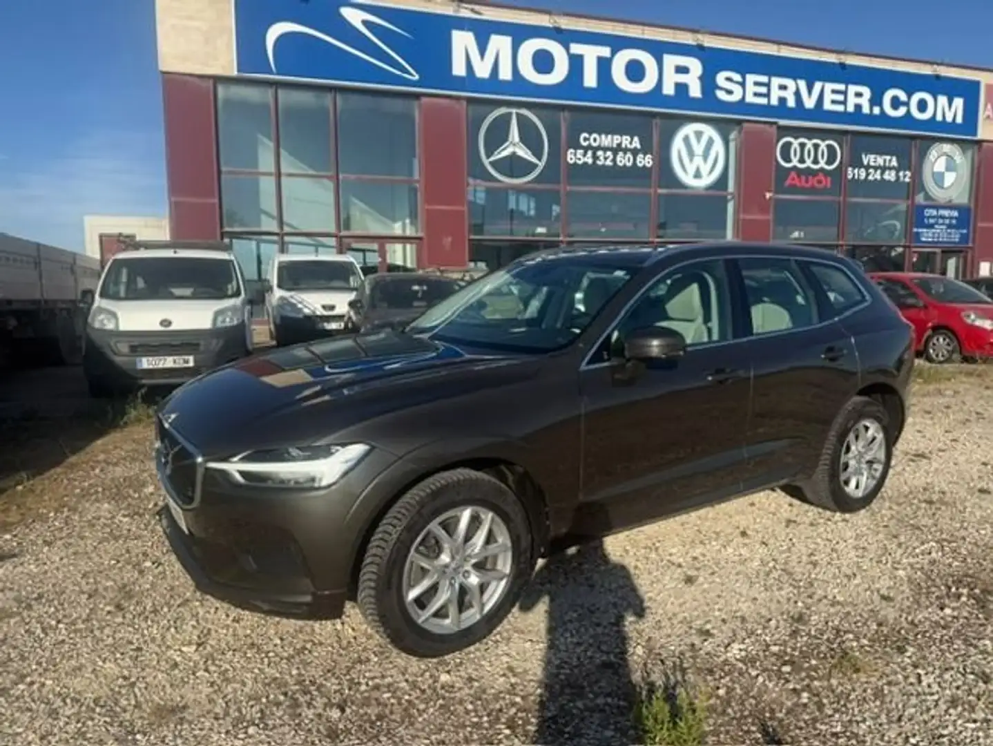 Volvo XC60 B5 Momentum Pro AWD Aut. Marrón - 2