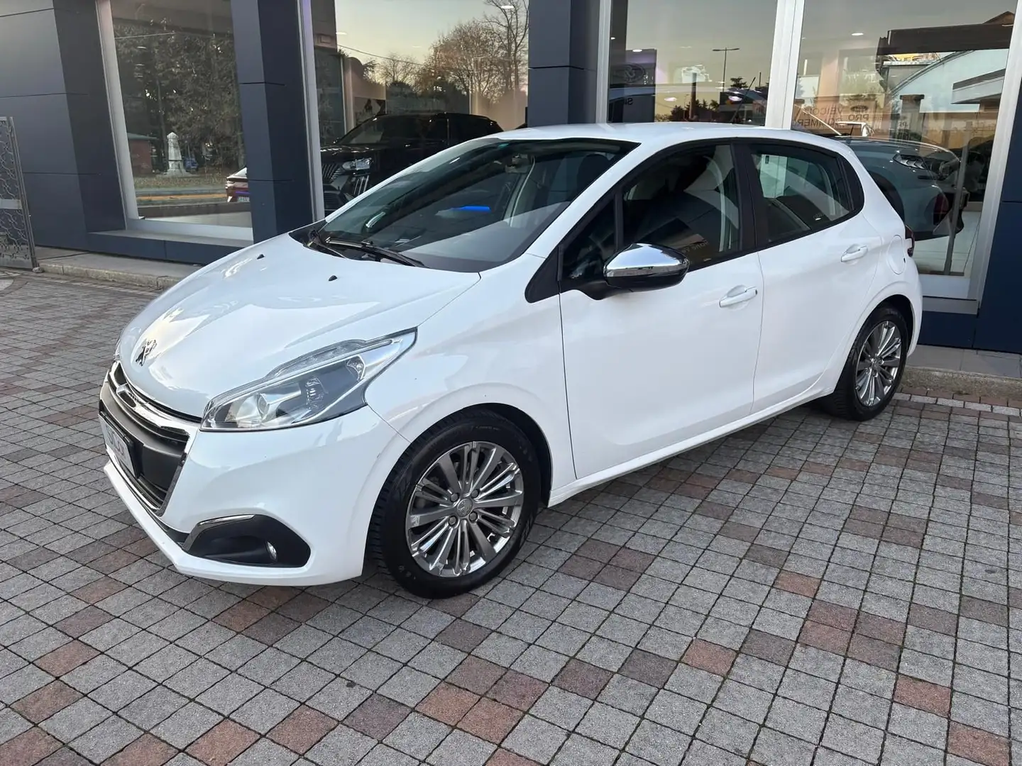 Peugeot 208 PureTech 82 5 porte Active Blanc - 1