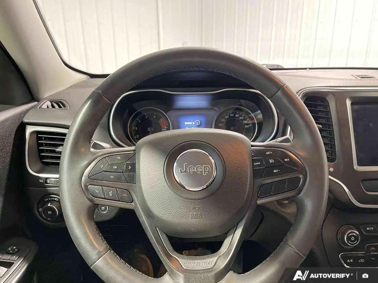 Jeep Cherokee снимка Jeep Cherokee