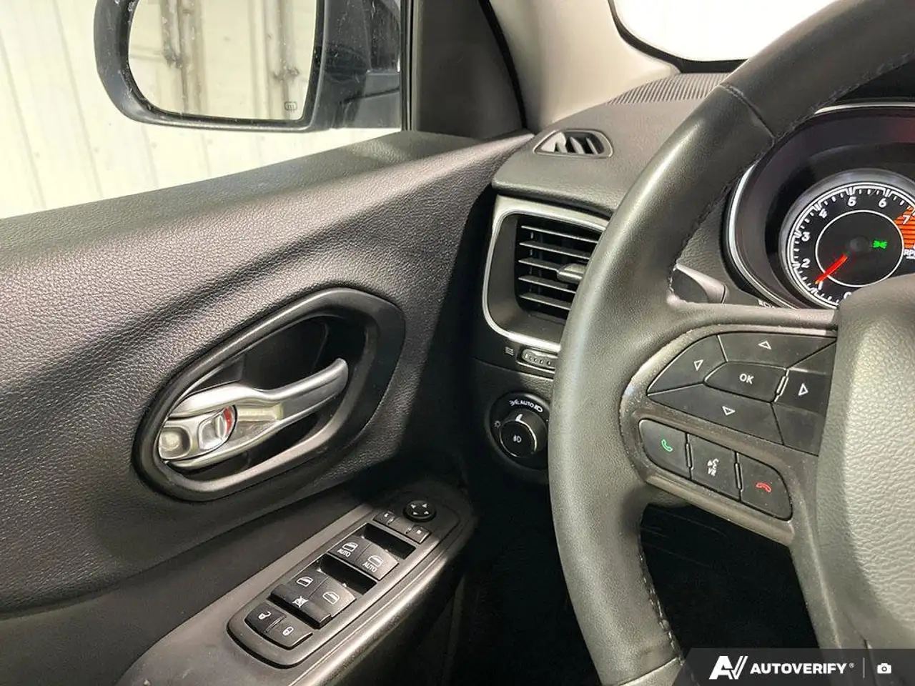 Jeep Cherokee снимка Jeep Cherokee