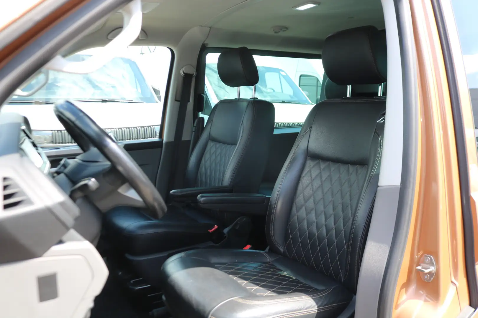 Volkswagen T6.1 Transporter 2.0 TDI 204pk Bulli L2 H1 DC Airco Navigatie Apple Brun - 2