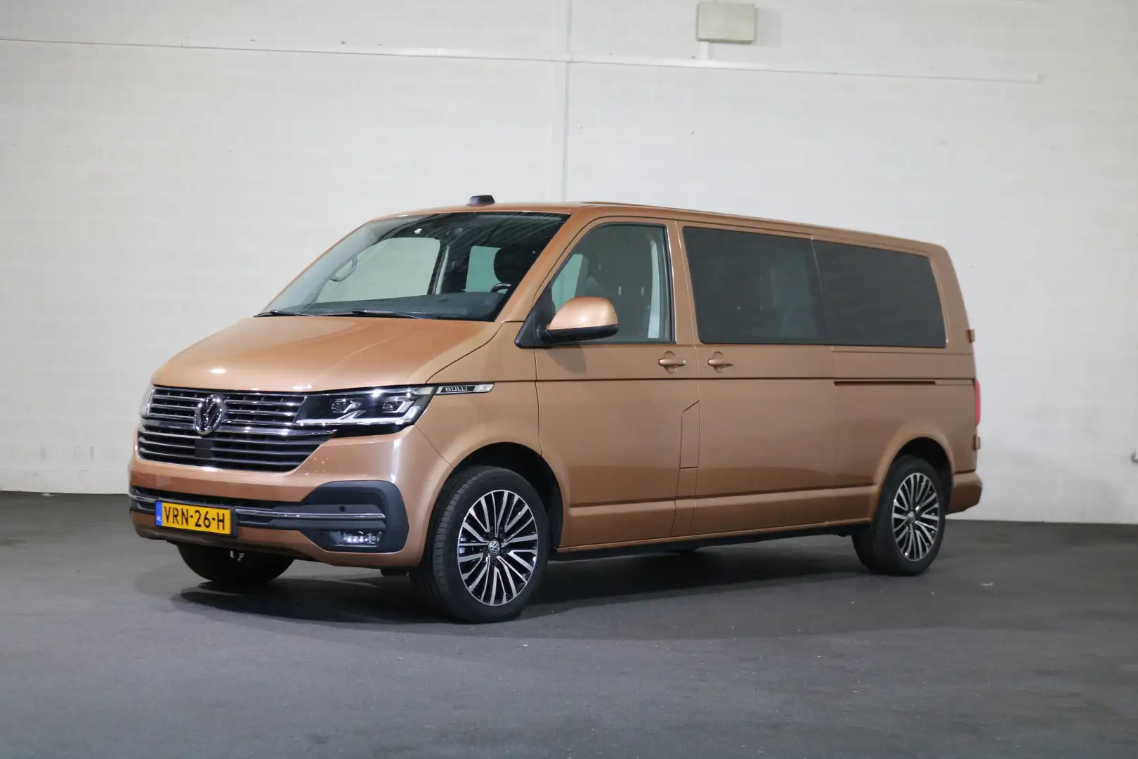 Volkswagen T6.1 Transporter 2.0 TDI 204pk Bulli L2 H1 DC Airco Navigatie Apple Brun - 1