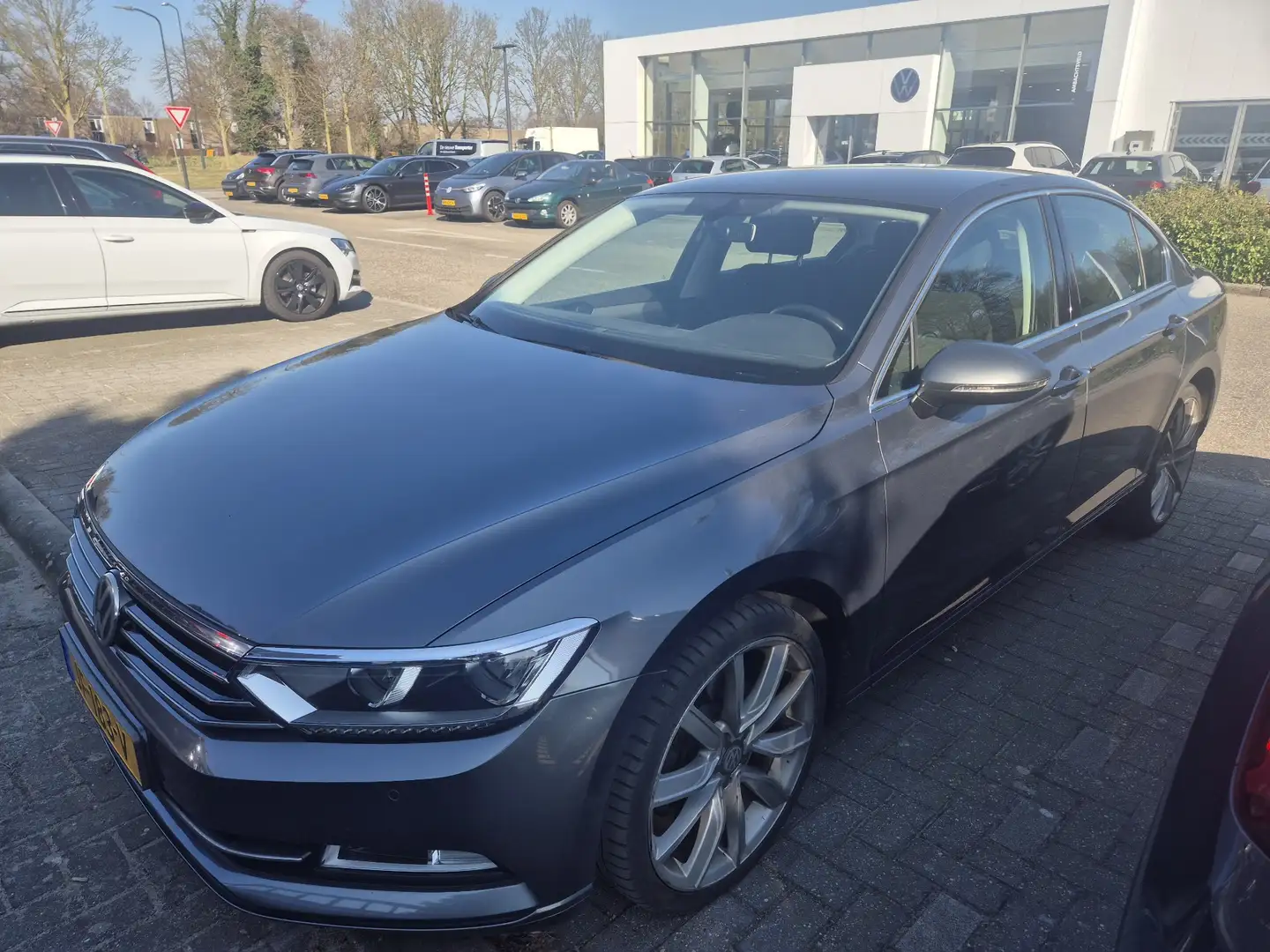 Volkswagen Passat 1.6 TDI Business Edition Grijs - 1