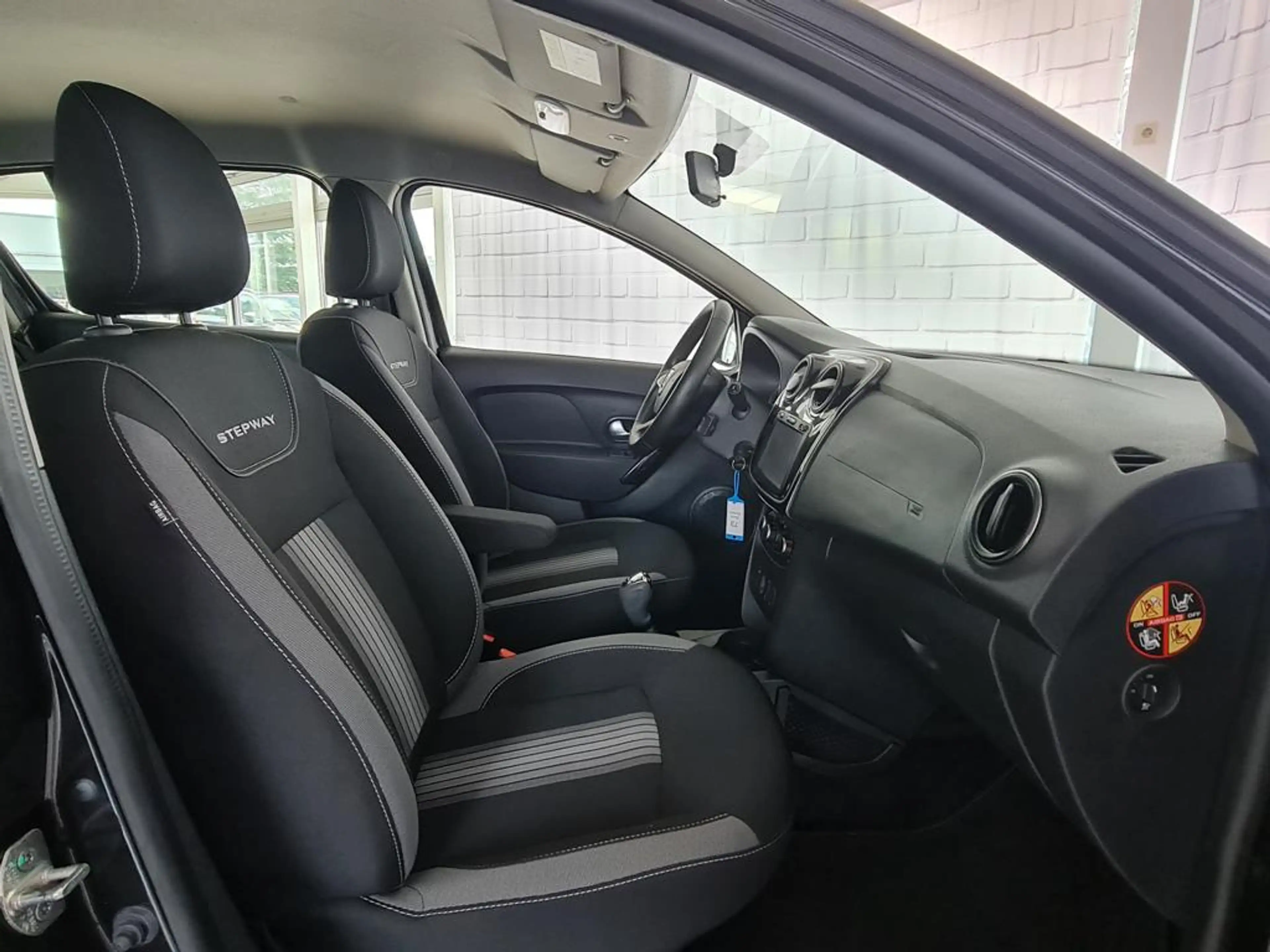 Dacia Sandero Stepway Celebration, 1.Hand, Navi, Kamera, LMF, NBL — photo 11