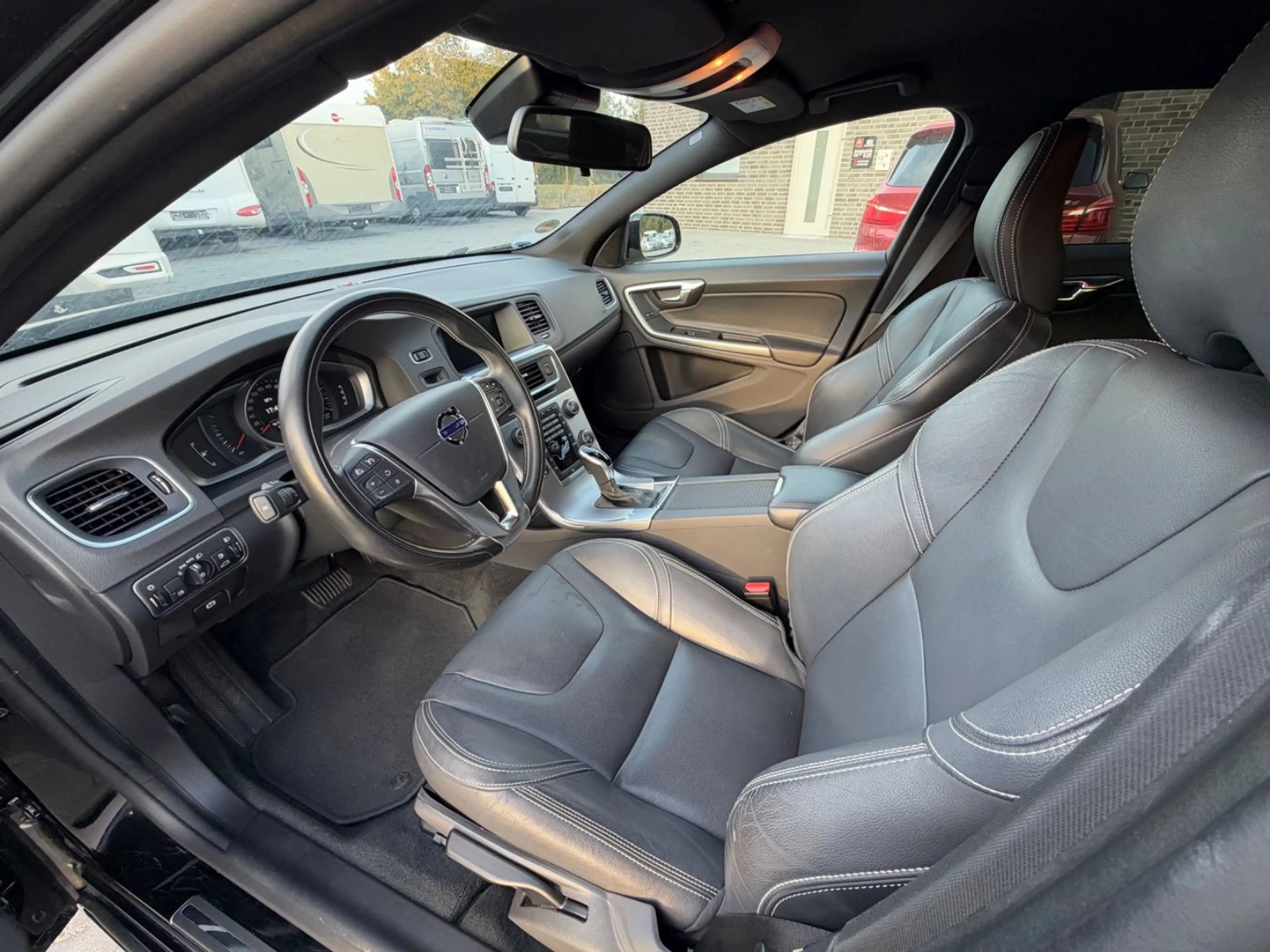 Volvo S60 Lim. Linje Svart *2.0L Automatik* — photo 5