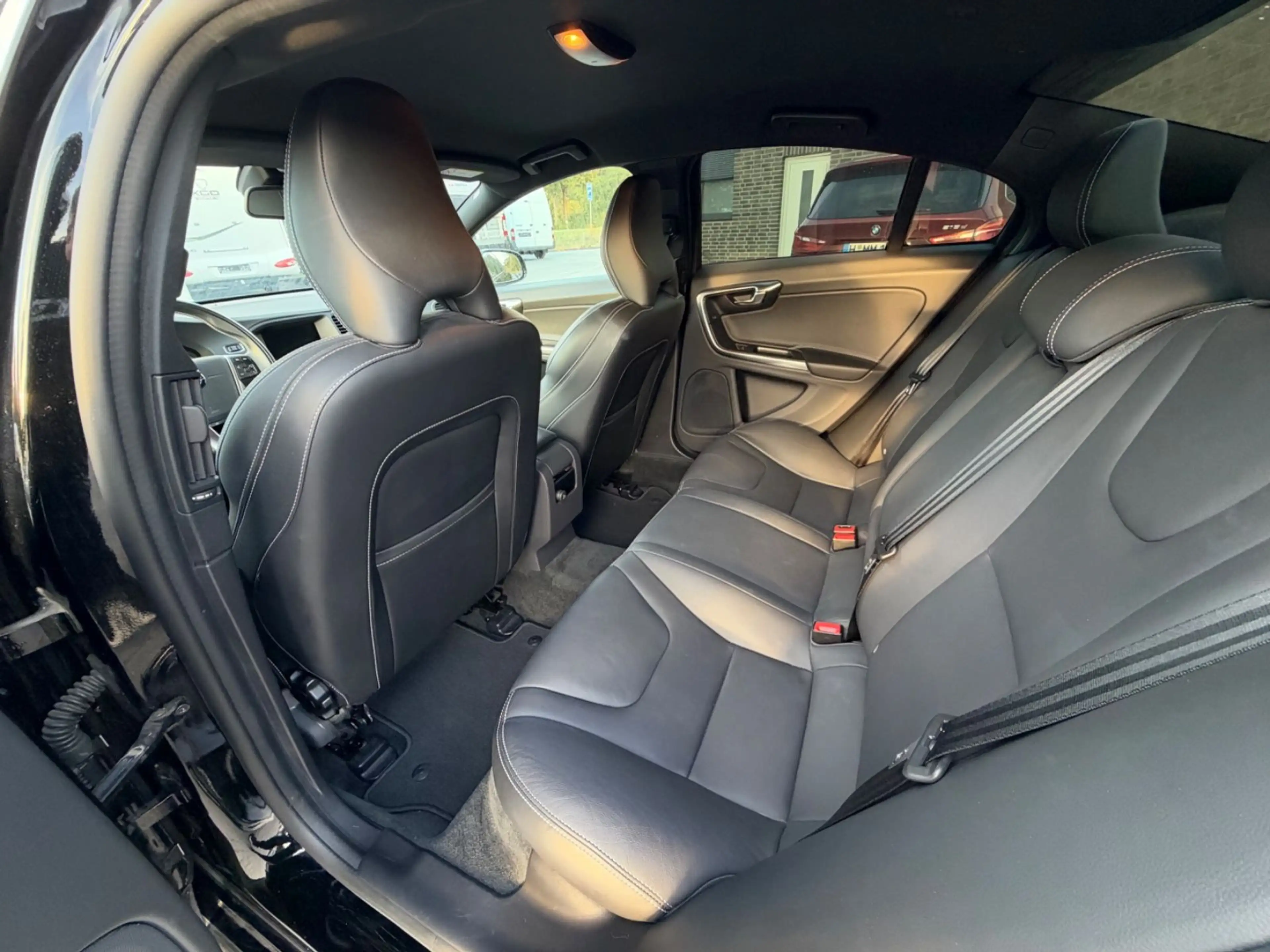 Volvo S60 Lim. Linje Svart *2.0L Automatik* — photo 8