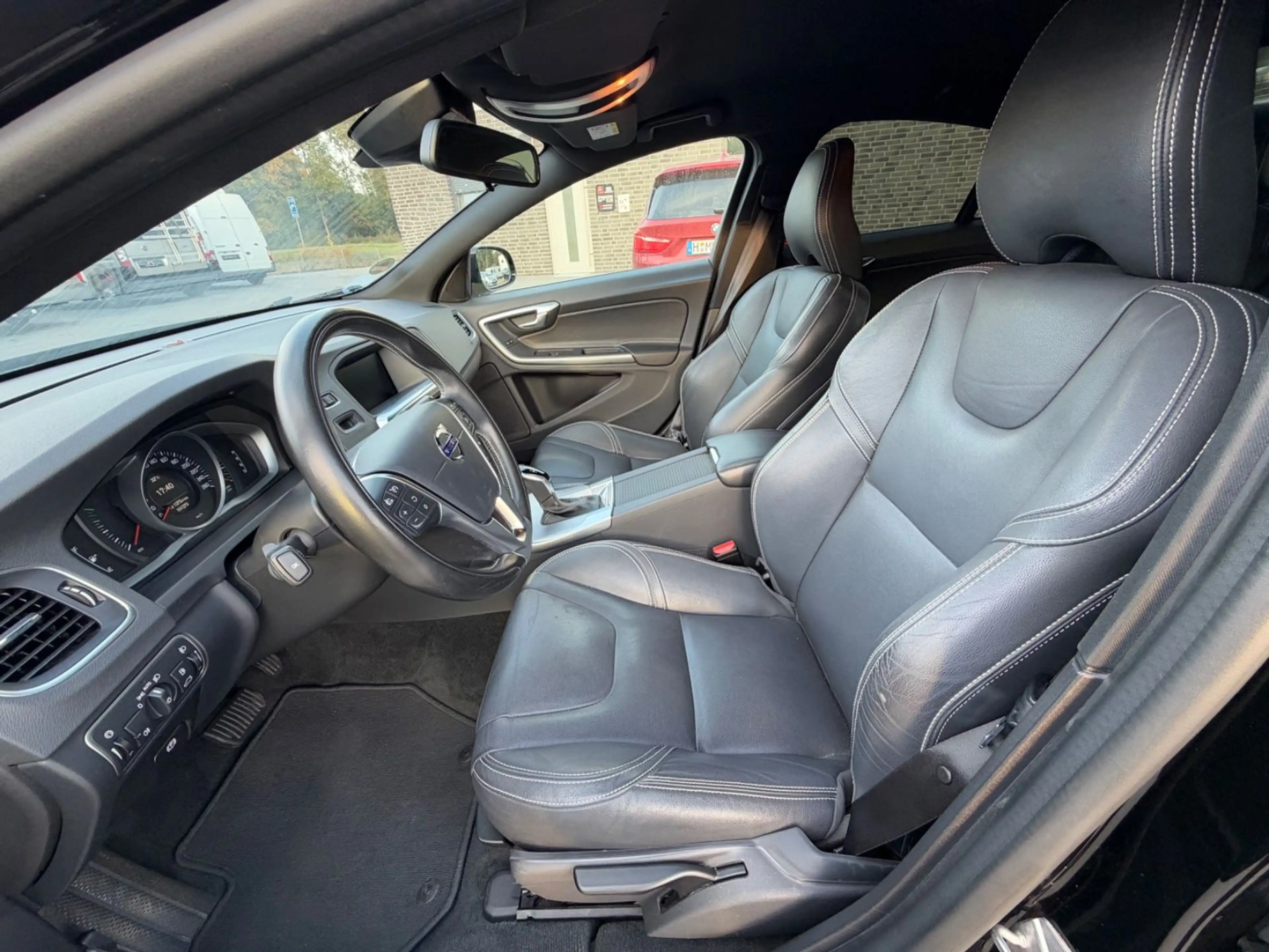 Volvo S60 Lim. Linje Svart *2.0L Automatik* — photo 6