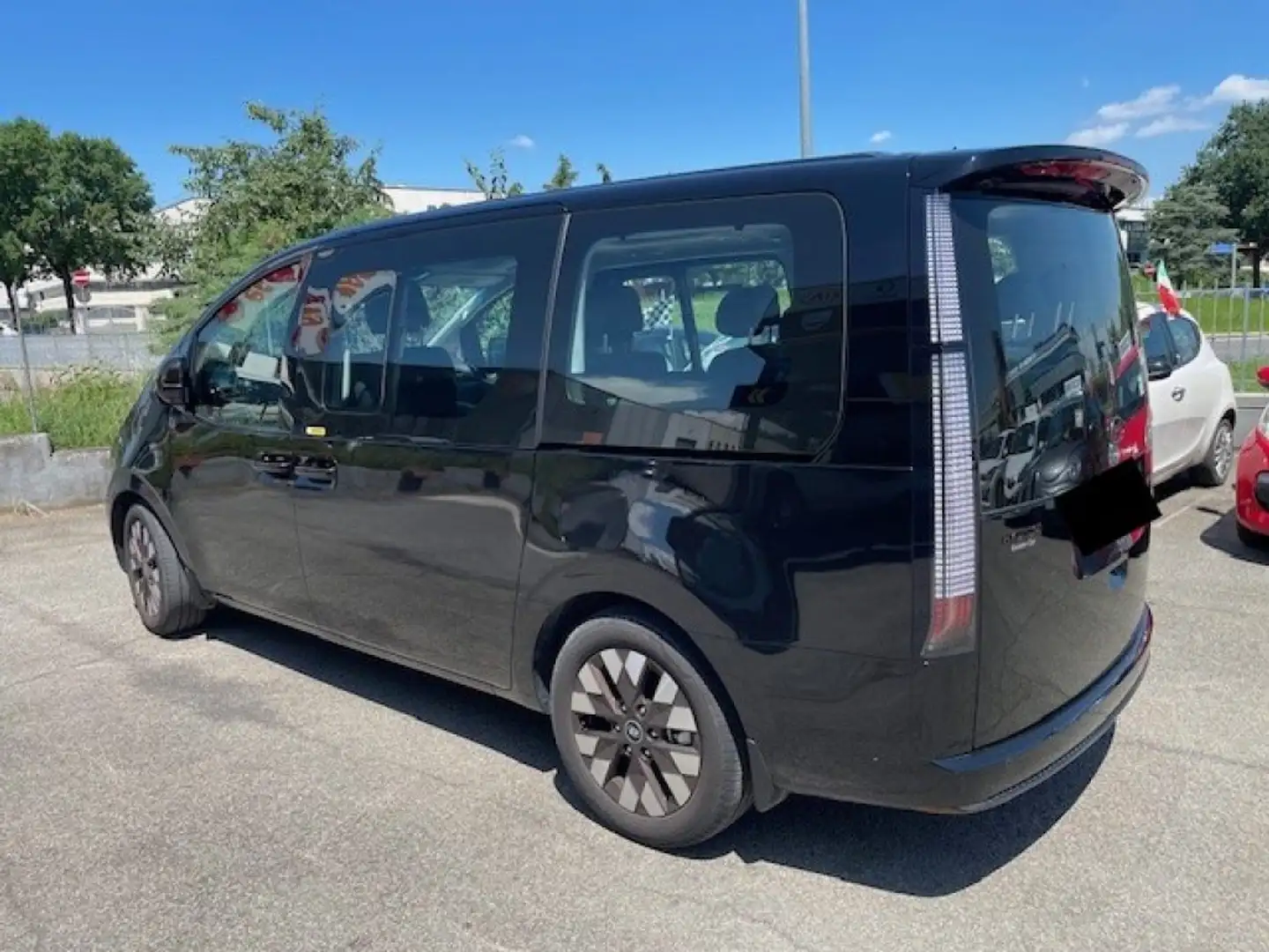 Hyundai STARIA 2.2 AT 2WD 7 posti Luxury Nero - 2