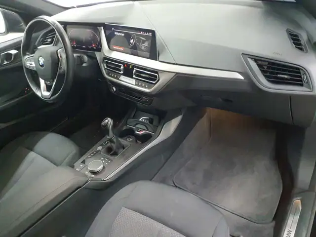 BMW 1 Series view 9
