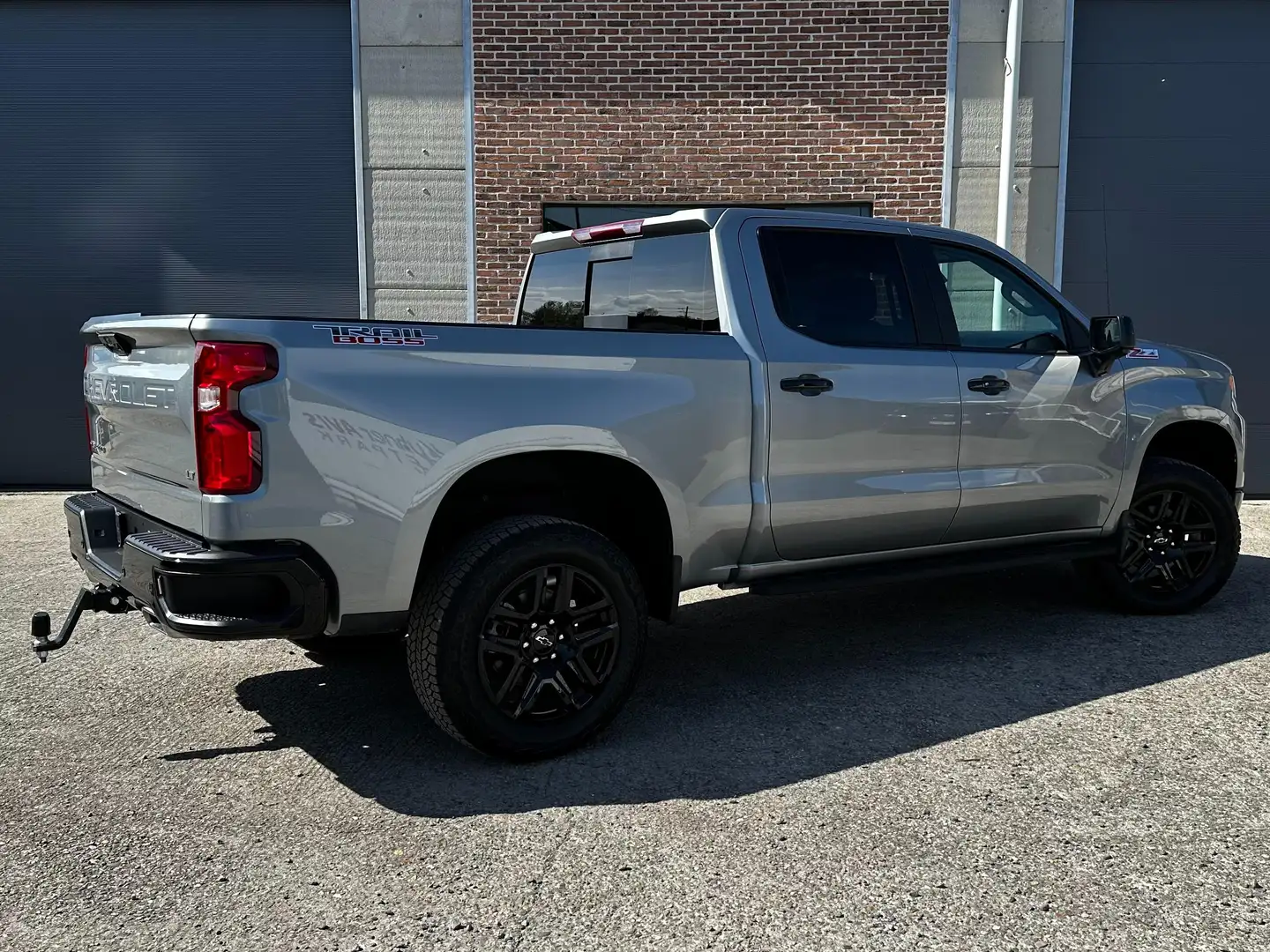Chevrolet Silverado Trail Boss 6.2L V8 €58.900,-excl btw. Silber - 2