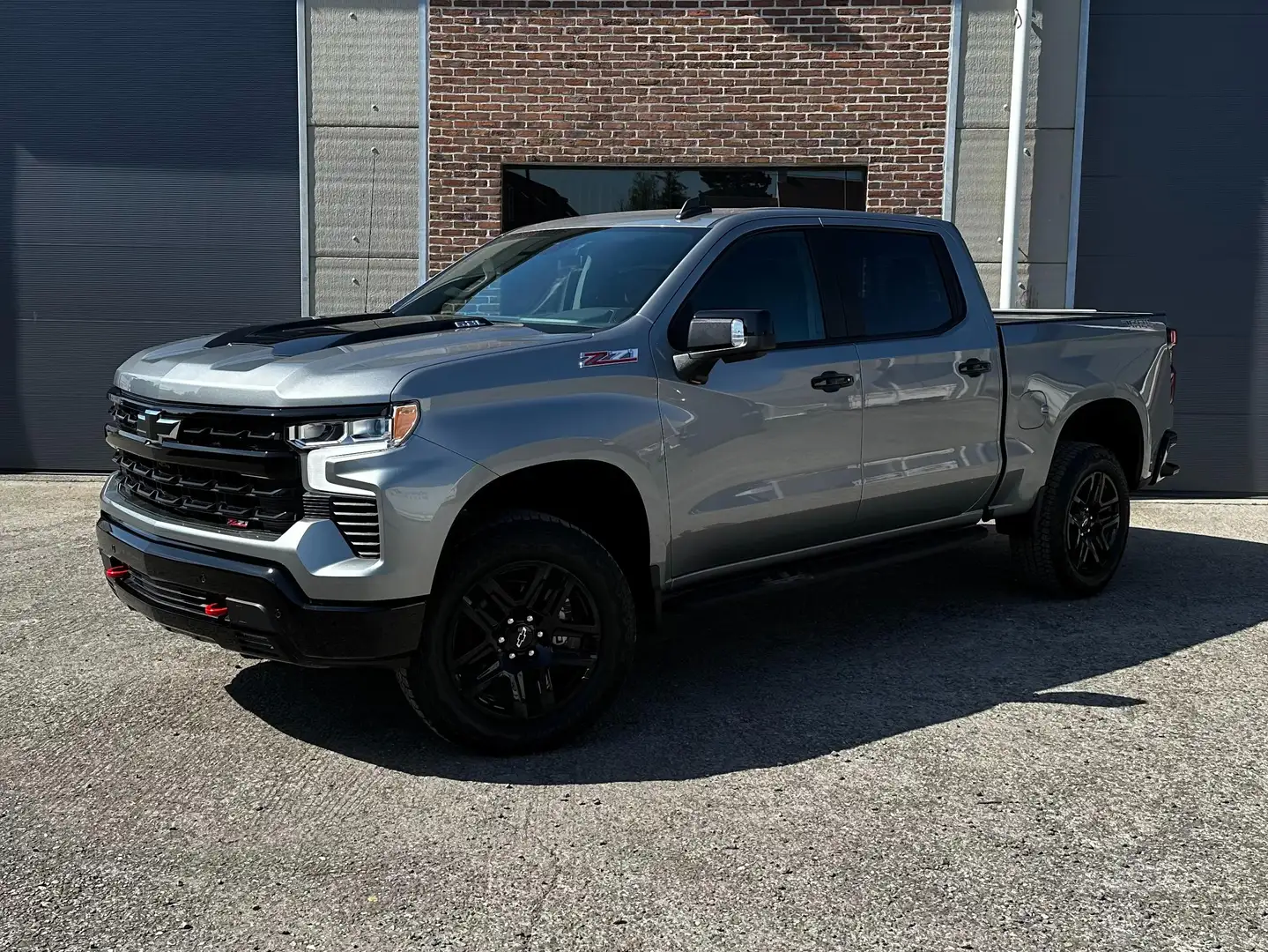 Chevrolet Silverado Trail Boss 6.2L V8 €58.900,-excl btw. Silber - 1