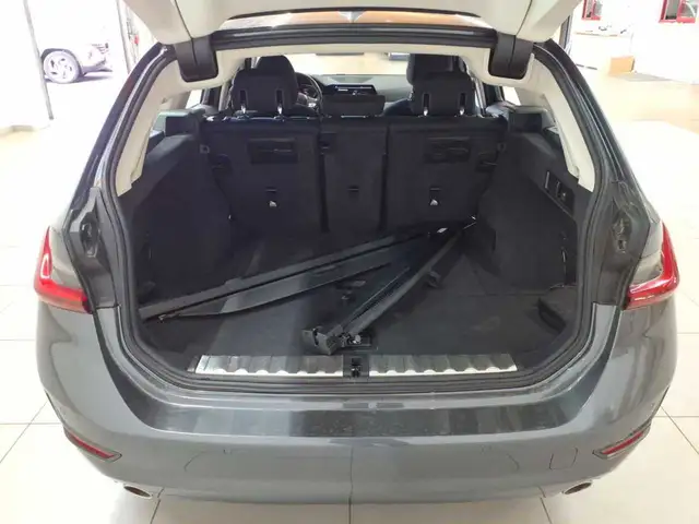 BMW 3 Series view 9