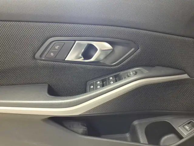BMW 3 Series view 4