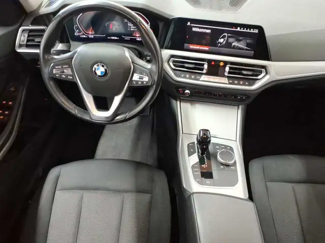 BMW 3 Series view 5