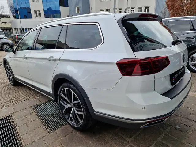 Volkswagen Passat view 4