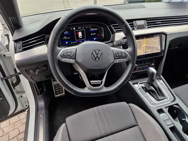 Volkswagen Passat view 10