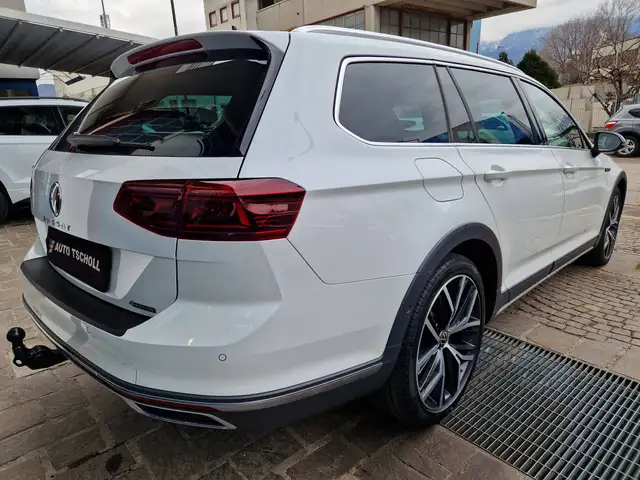 Volkswagen Passat view 3