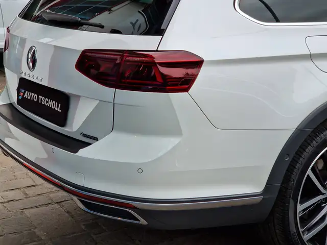 Volkswagen Passat view 5