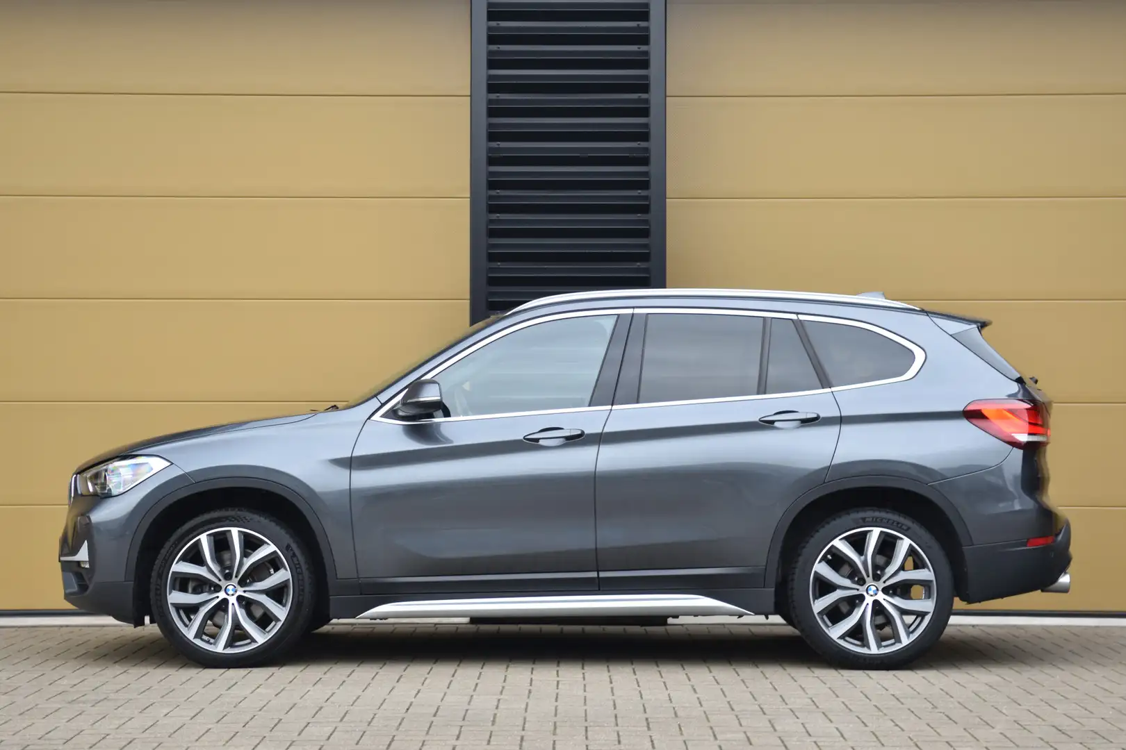 BMW X1 sDrive20i High Executive * LED Koplampen * Harman/ Grau - 2