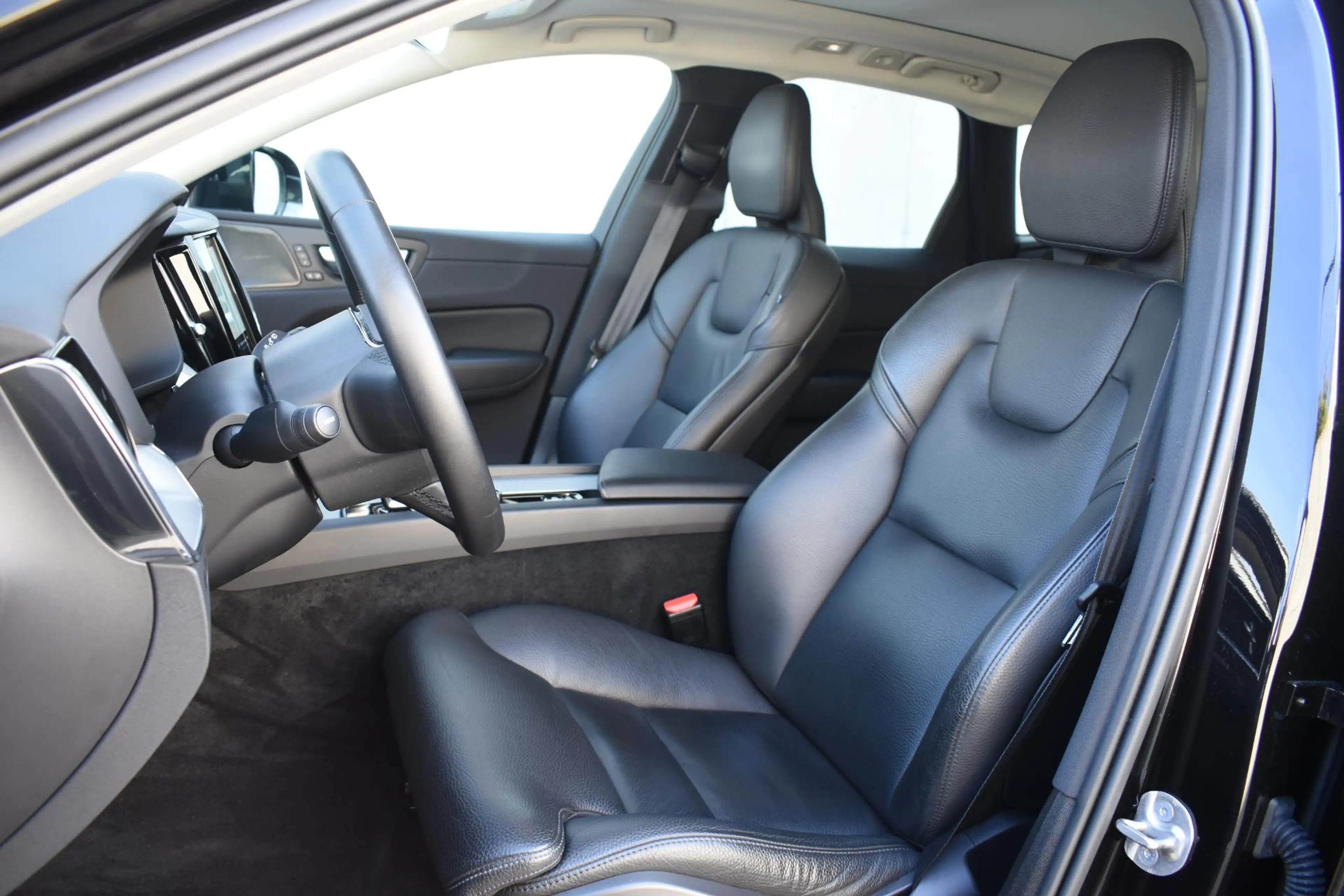 Volvo XC60 T6 350PK Plug-in hybrid AWD Plus Bright / Adaptive — photo 19