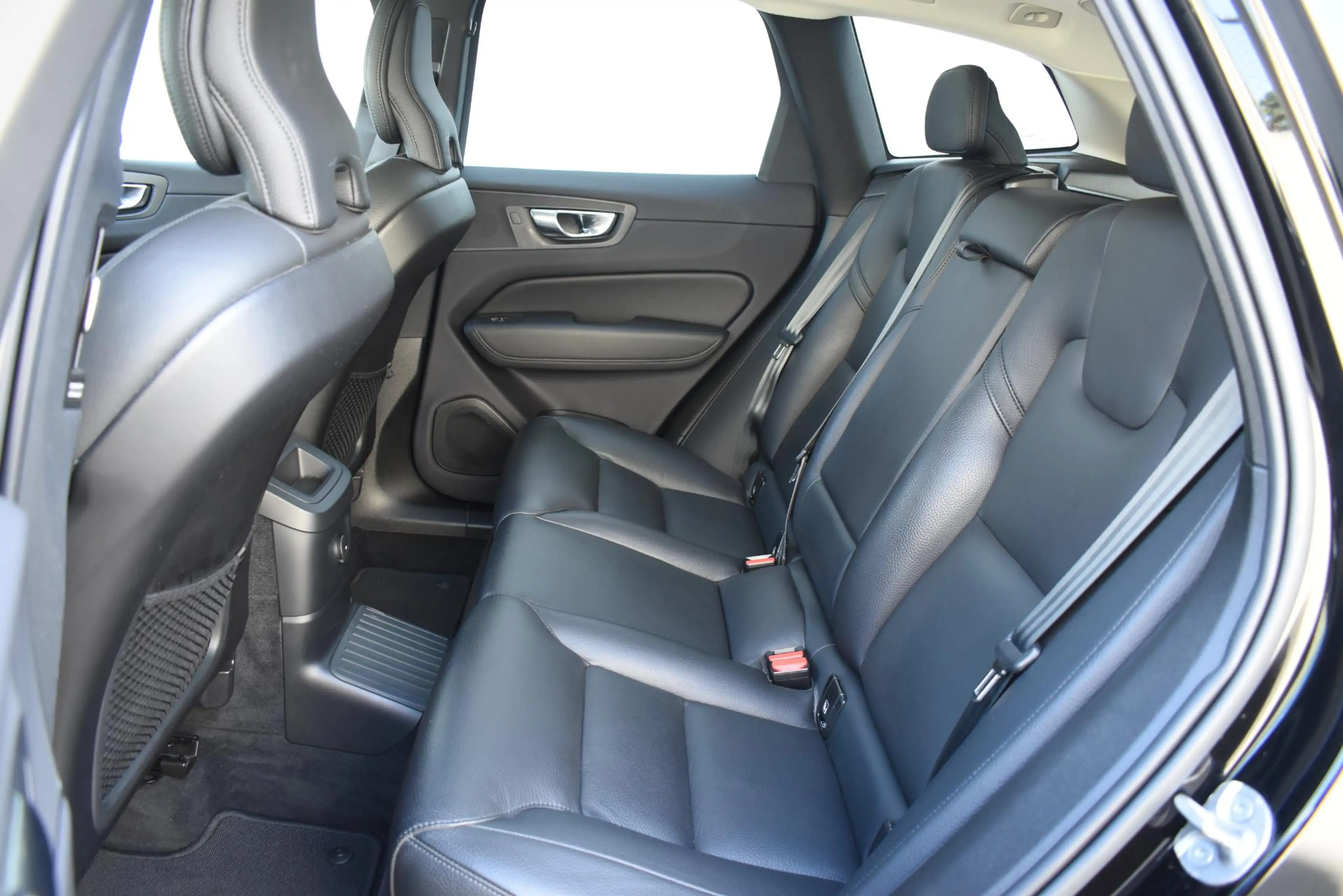 Volvo XC60 T6 350PK Plug-in hybrid AWD Plus Bright / Adaptive — photo 48