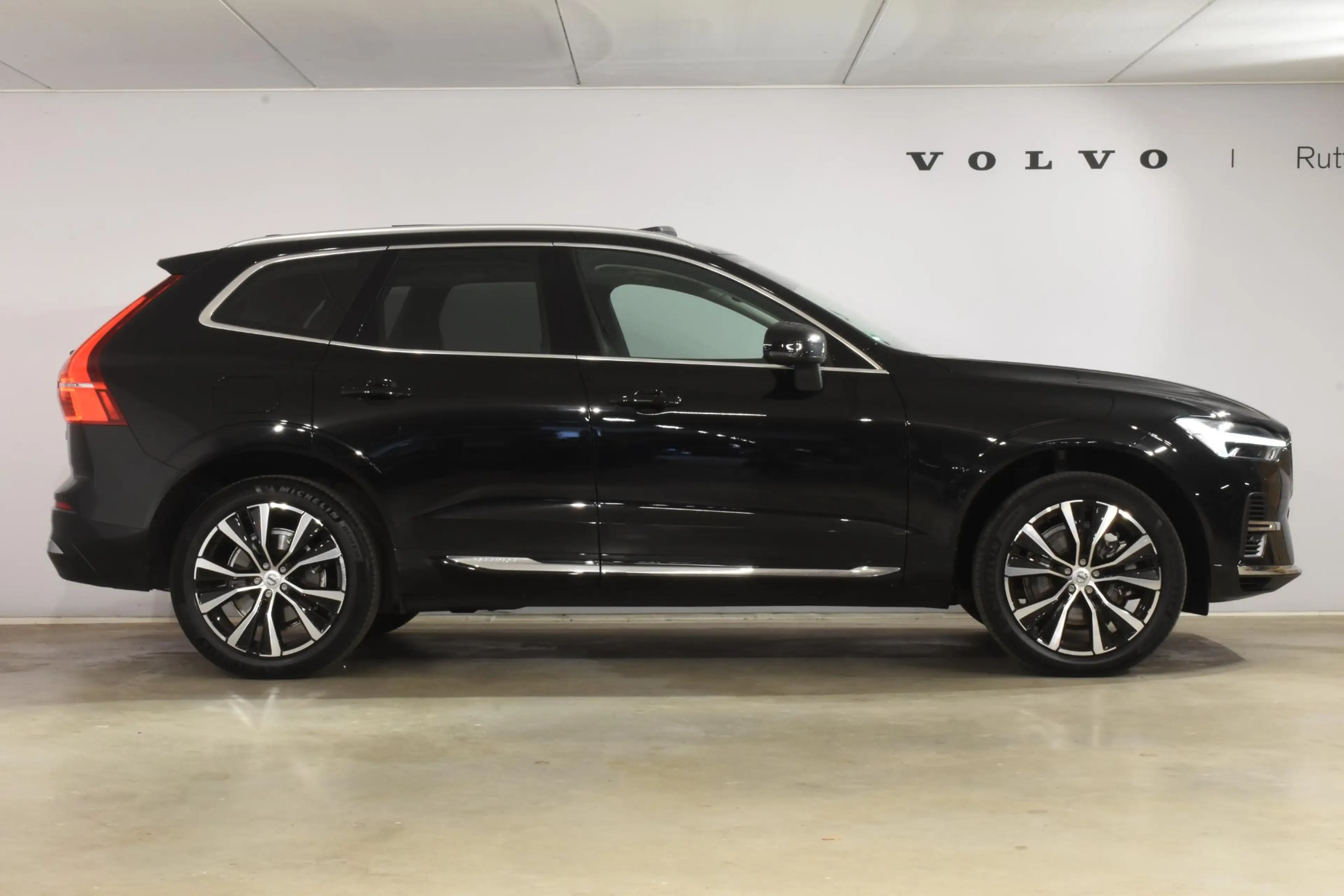 Volvo XC60 T6 350PK Plug-in hybrid AWD Plus Bright / Adaptive — photo 9