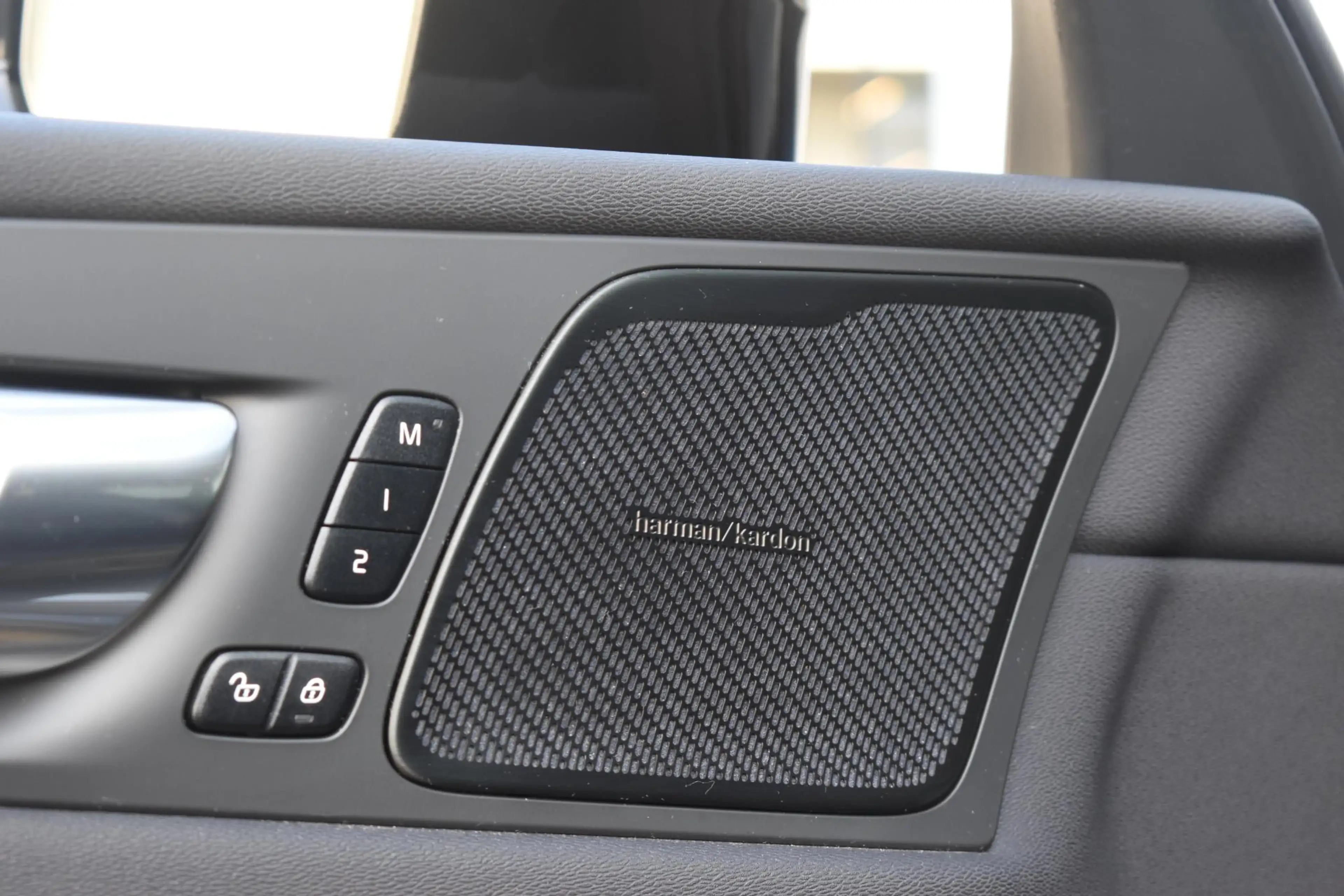 Volvo XC60 T6 350PK Plug-in hybrid AWD Plus Bright / Adaptive — photo 8