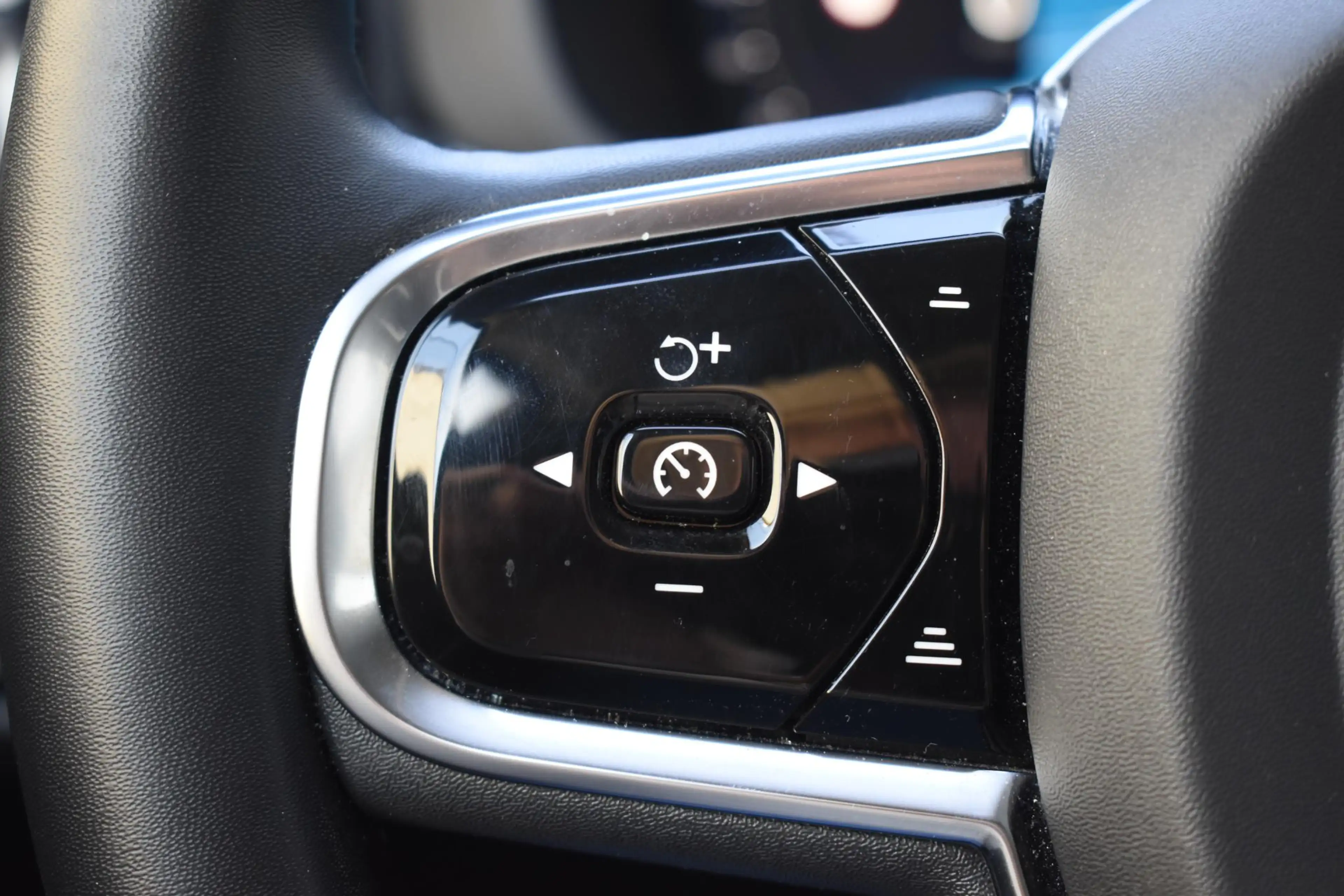 Volvo XC60 T6 350PK Plug-in hybrid AWD Plus Bright / Adaptive — photo 45