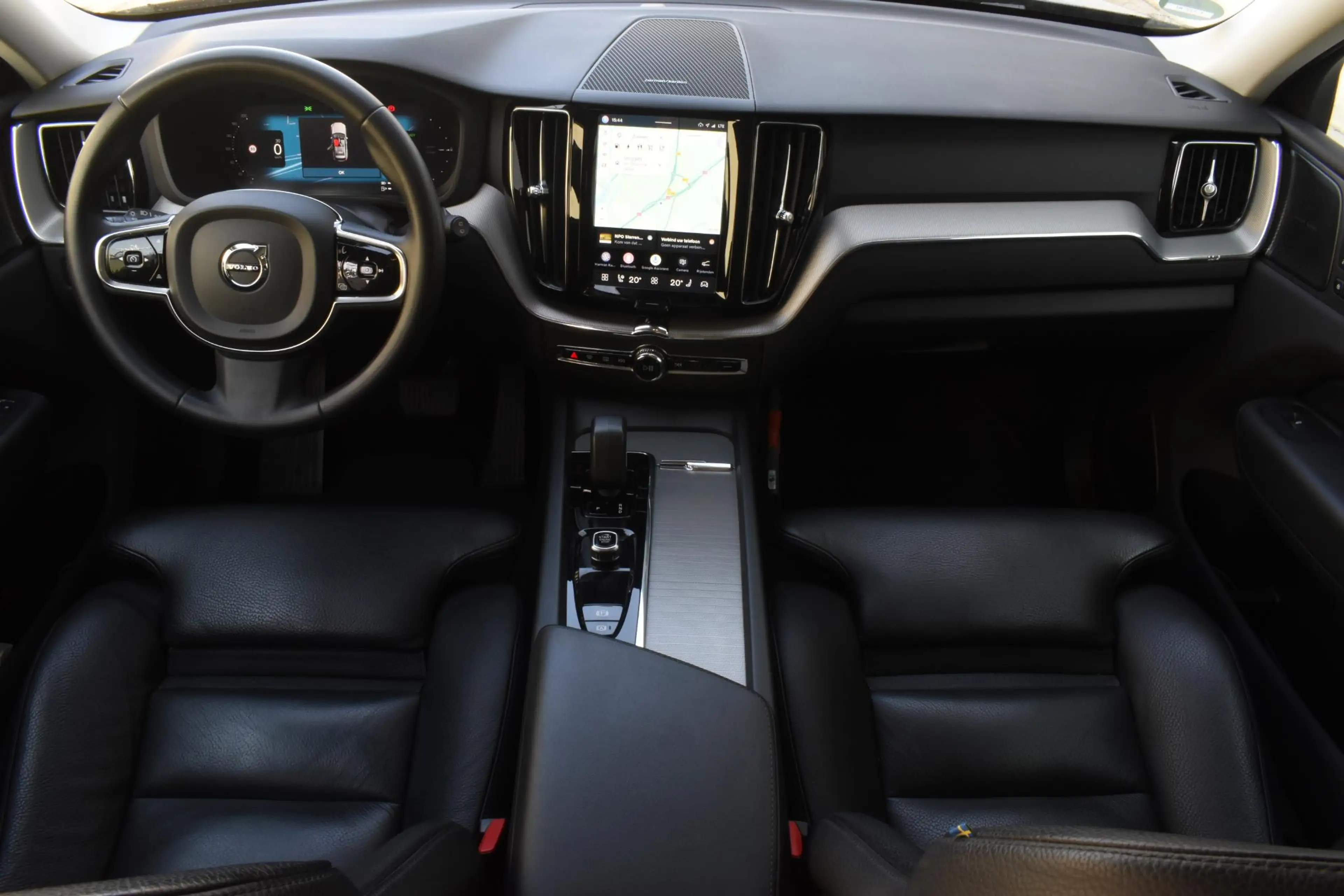 Volvo XC60 T6 350PK Plug-in hybrid AWD Plus Bright / Adaptive — photo 3
