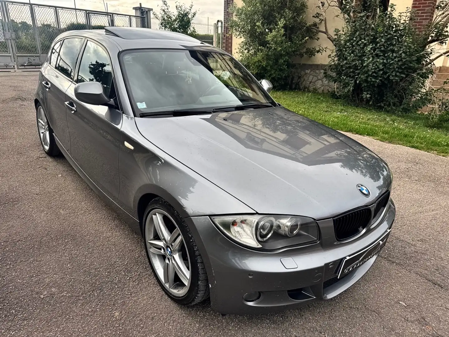 BMW 120 120d 177 ch Sport Design A Grau - 2