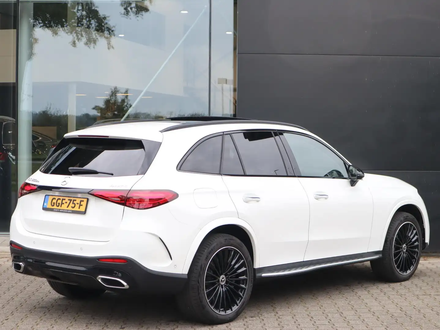 Mercedes-Benz GLC 300 300de 4MATIC AMG Line Panoramadak | Memory Seats | Weiß - 2