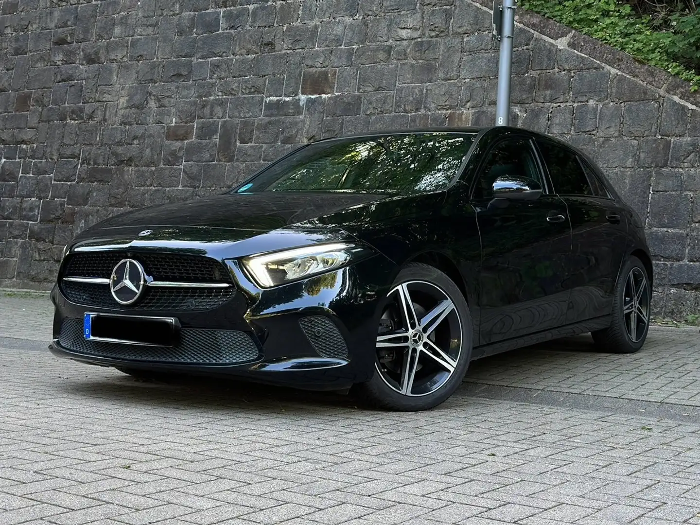 Mercedes-Benz A 220 A 220 4Matic 7G-DCT Edition 1 Schwarz - 1