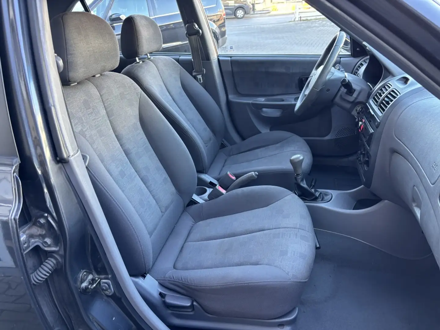 Hyundai ACCENT 1.3i Active Young siva - 2