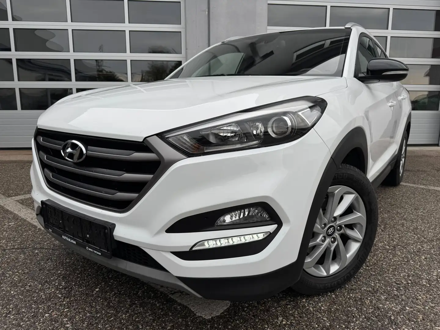 Hyundai TUCSON CRDI 2WD Kamera/Navi/ZahnriemenNeu/Servicegepflegt Weiß - 2