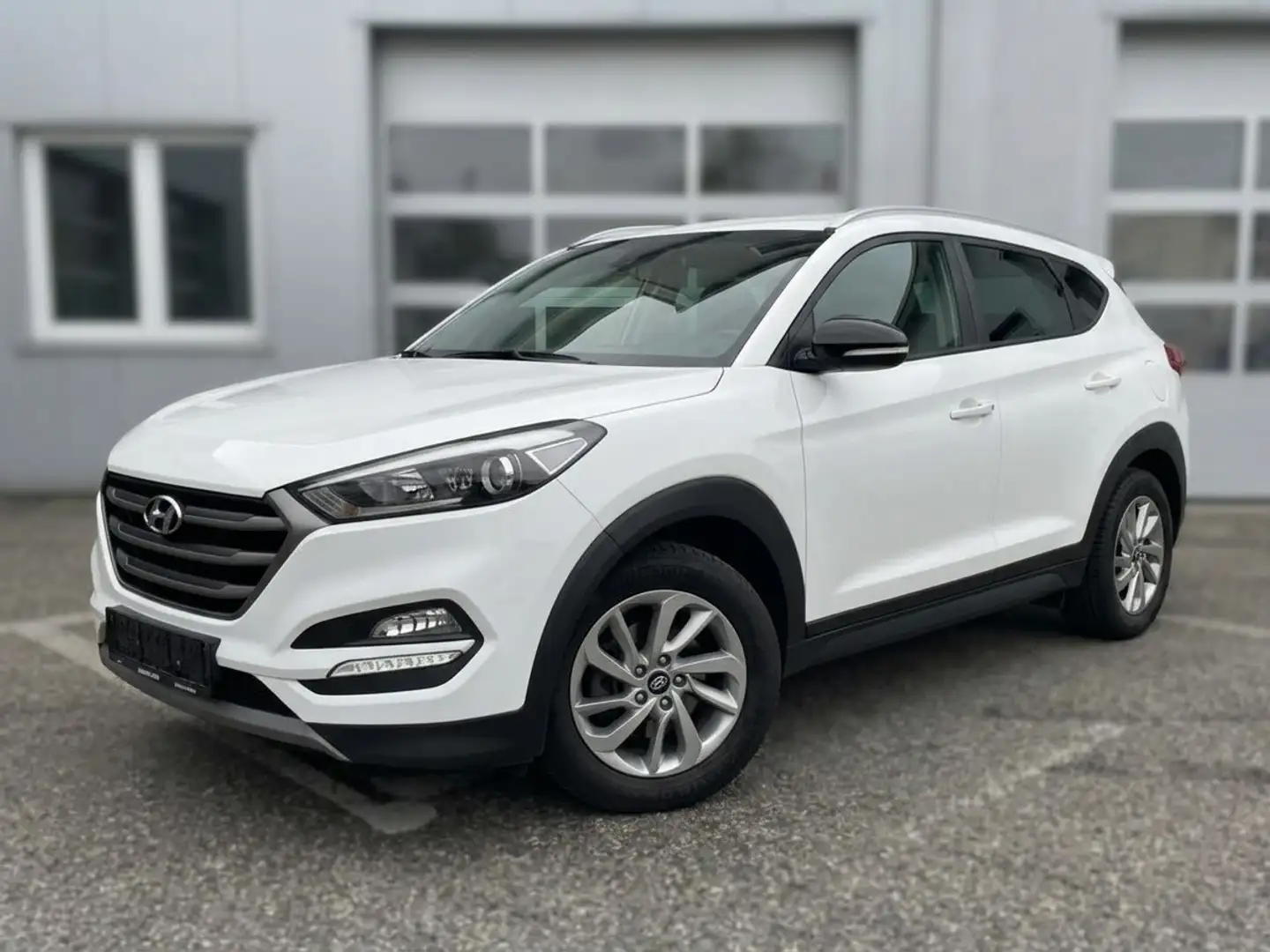 Hyundai TUCSON CRDI 2WD Kamera/Navi/ZahnriemenNeu/Servicegepflegt Weiß - 1