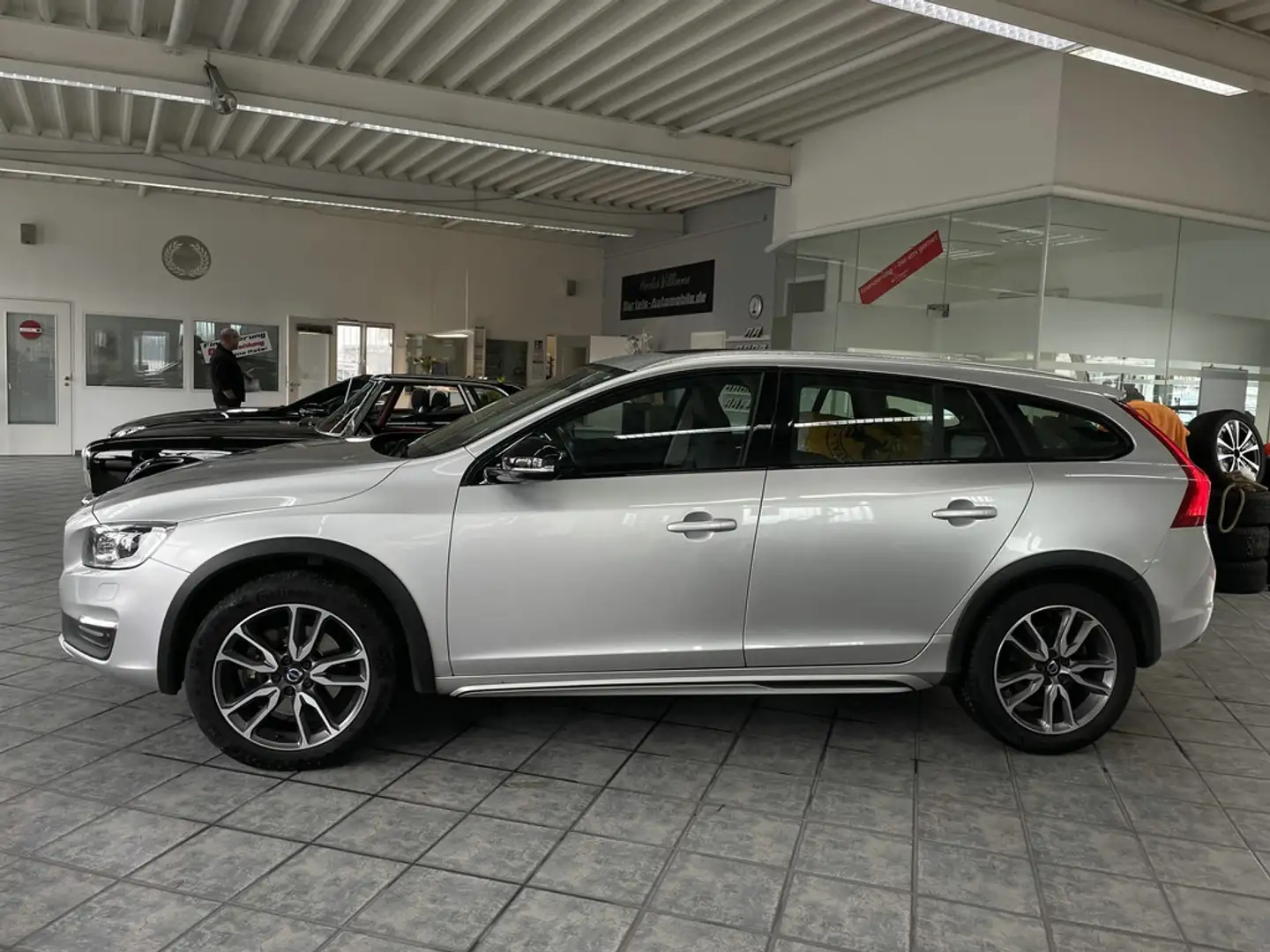 Volvo V60 Cross Country D3 Pro, Leder, Navi, Panorama Gümüş rengi - 2