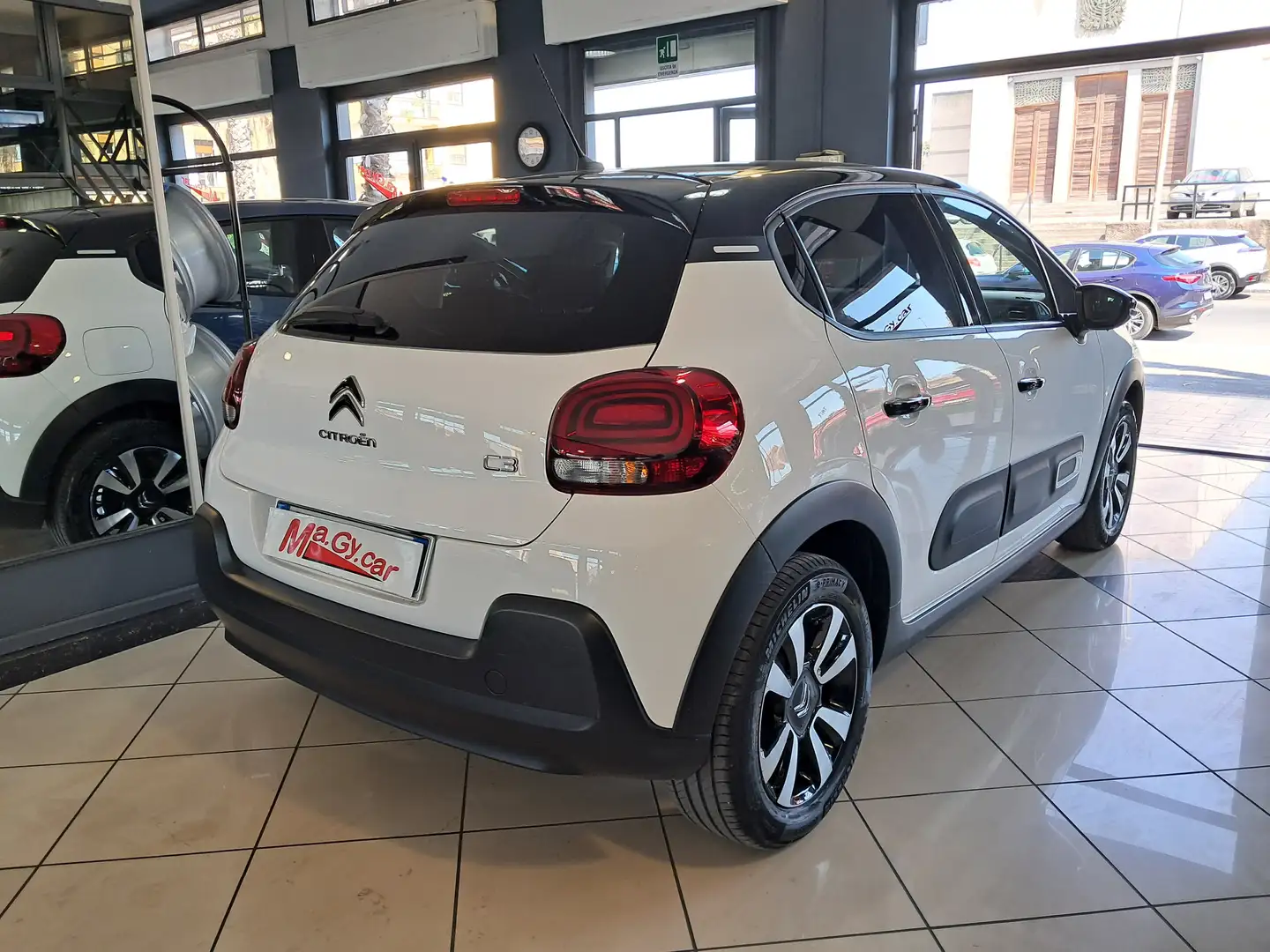 Citroen C3 1.2 83 cv S Shine Bianco - 2