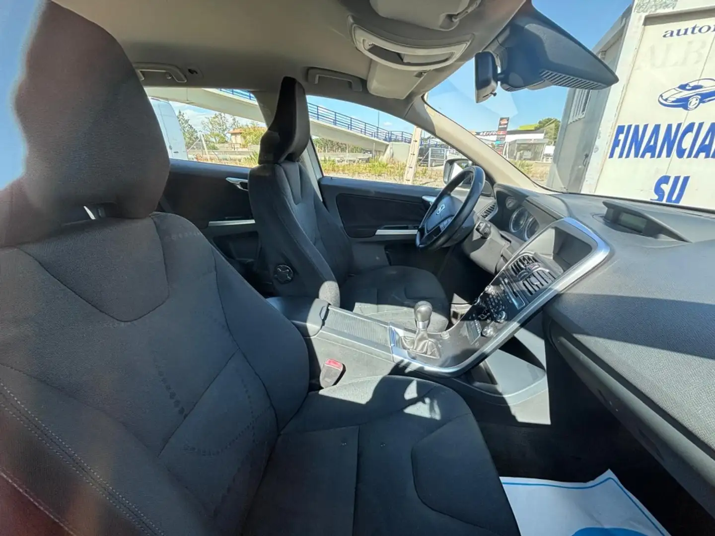 Volvo XC60 D5 Momentum Blanc - 2